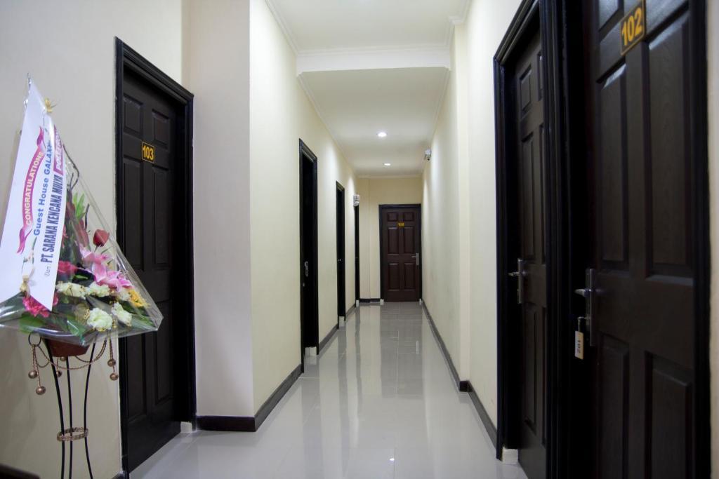 Galaxy Guest House Surabaya Buitenkant foto